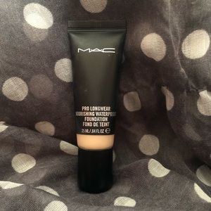 MAC Pro Longwear Nourishing Foundation NC20